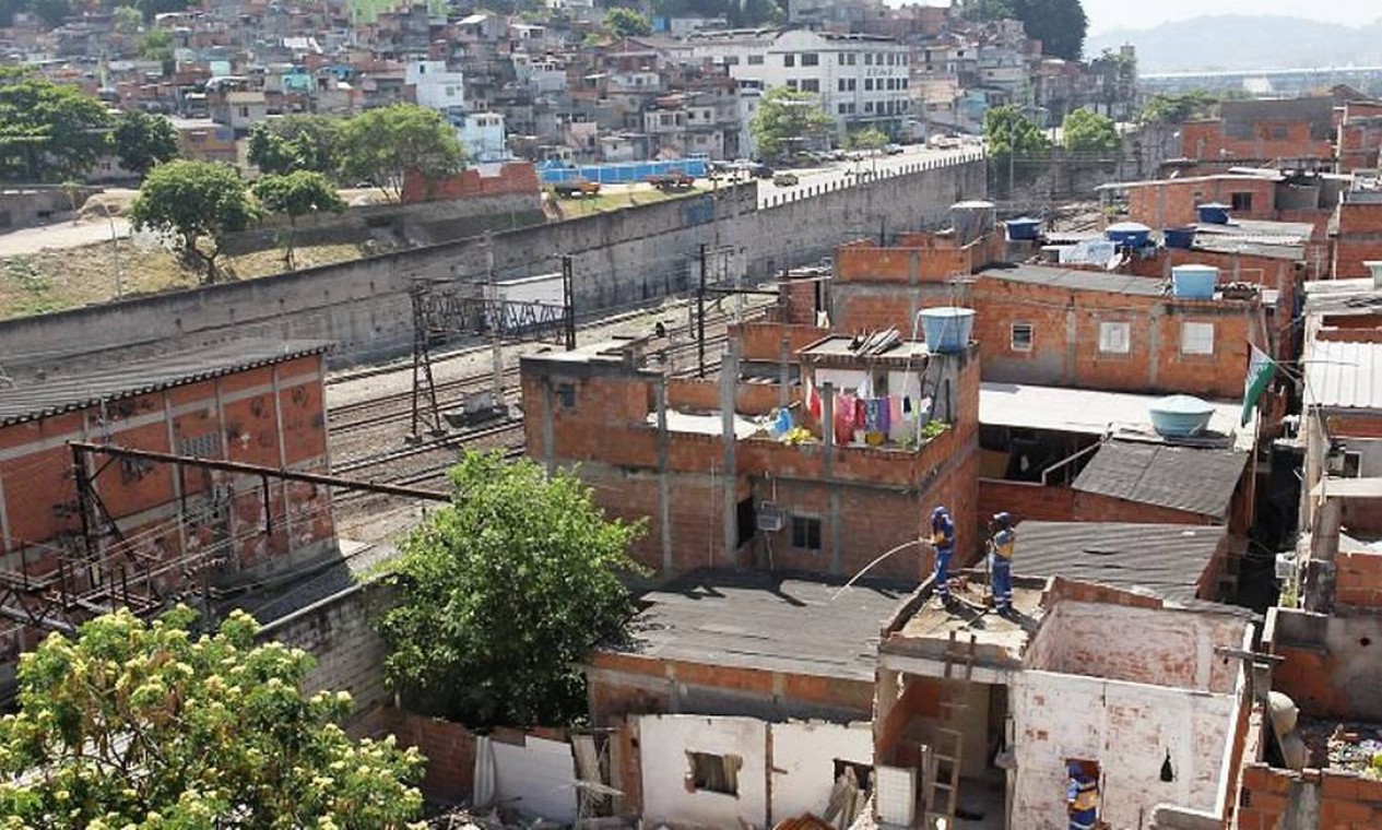 Prefeitura começa a remover favela construída à beira da linha do metrô