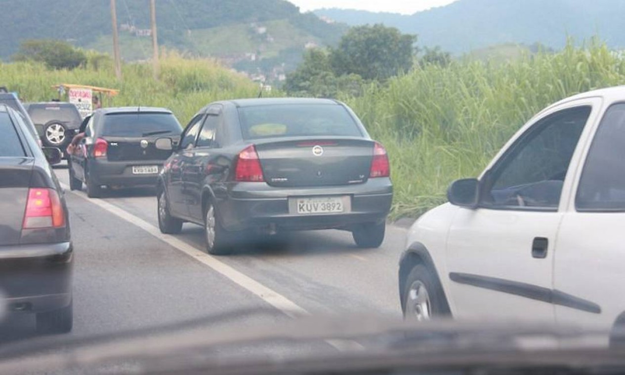 Veículos trafegam no acostamento da BR 101 para escapar de