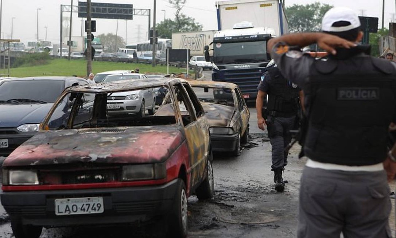 Mais três veículos são incendiados no Rio desta vez no Trevo das