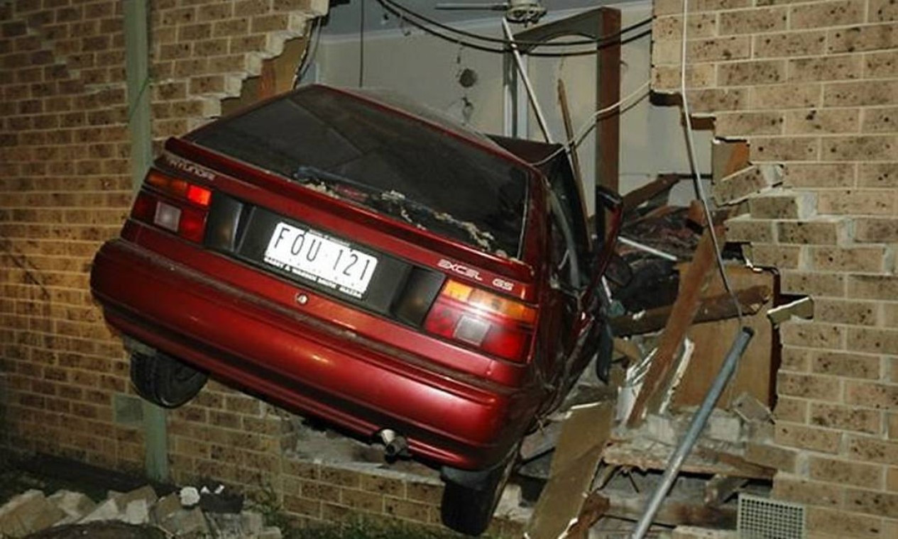 Carro Invade Quarto De Casa Na Austr Lia E Morador Escapa Por Pouco