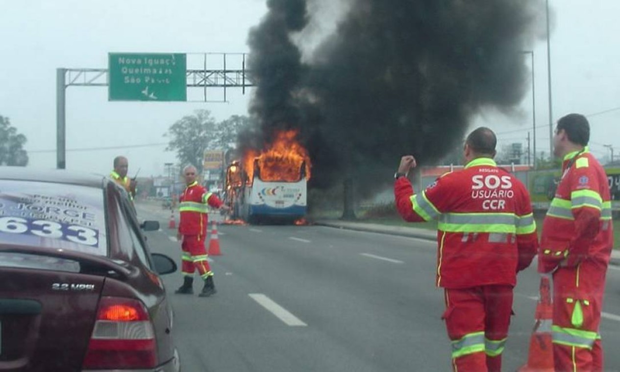 Ônibus pega fogo na Dutra e leitor registra Jornal O Globo