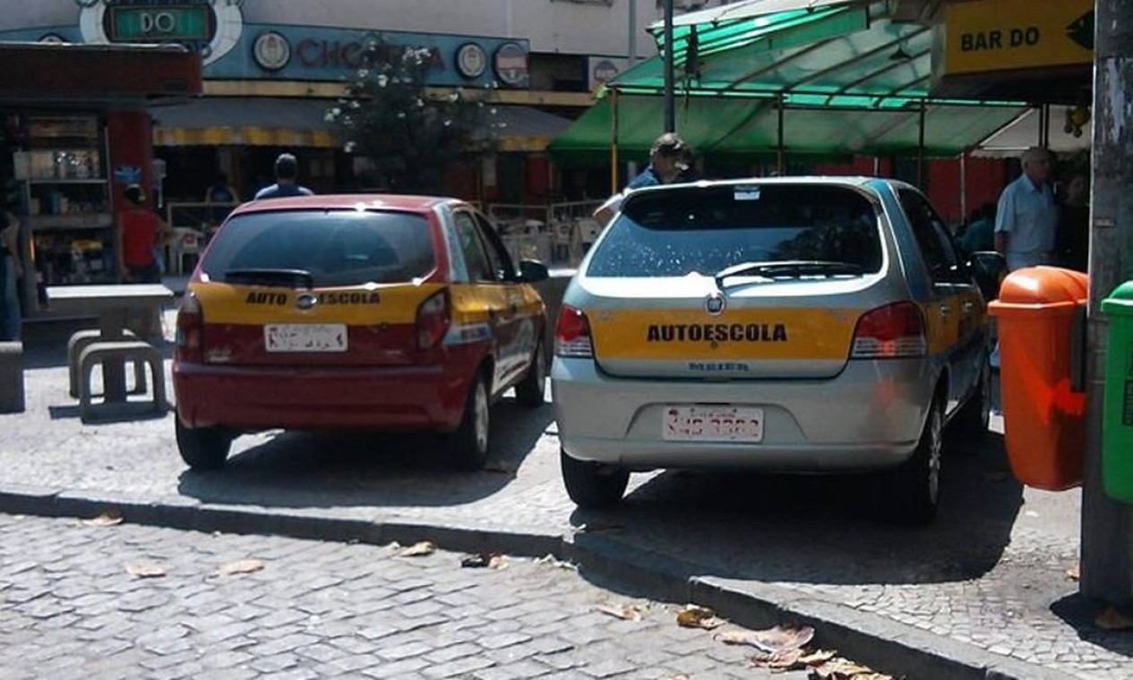 Leitor Mostra Carros De Autoescola Estacionados Sobre Cal Ada Na Zona