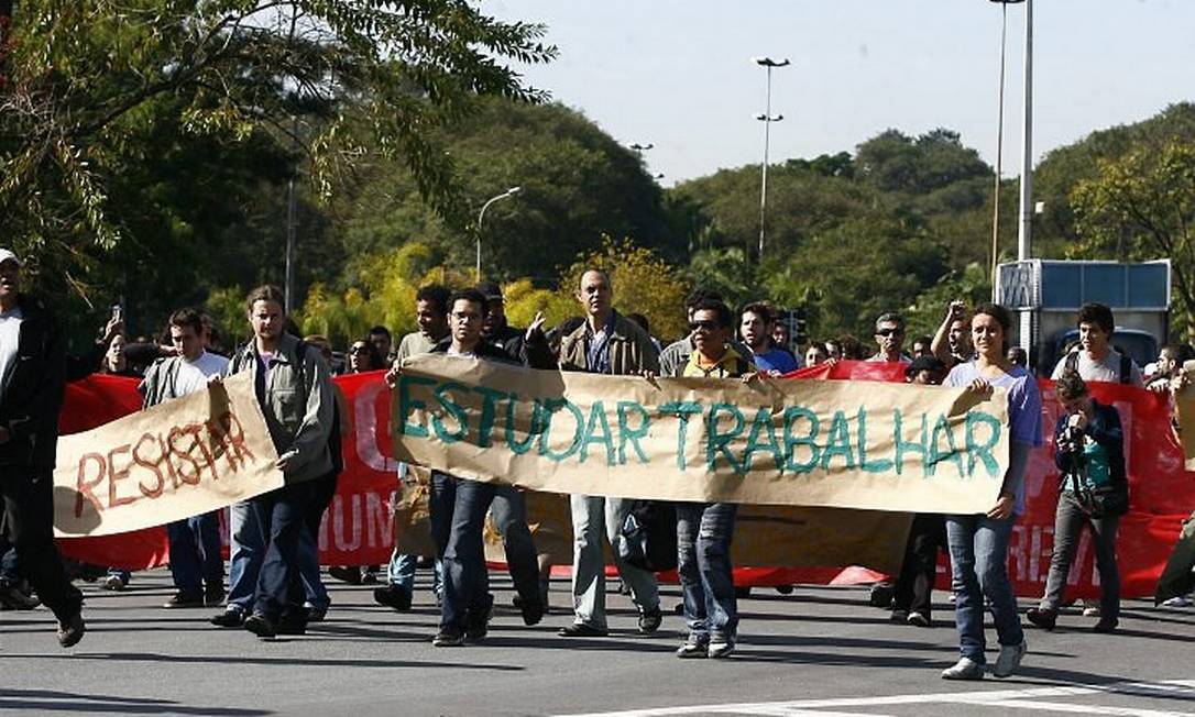 Protesto De Funcion Rios Fecha Entrada Principal Da Usp Jornal O Globo