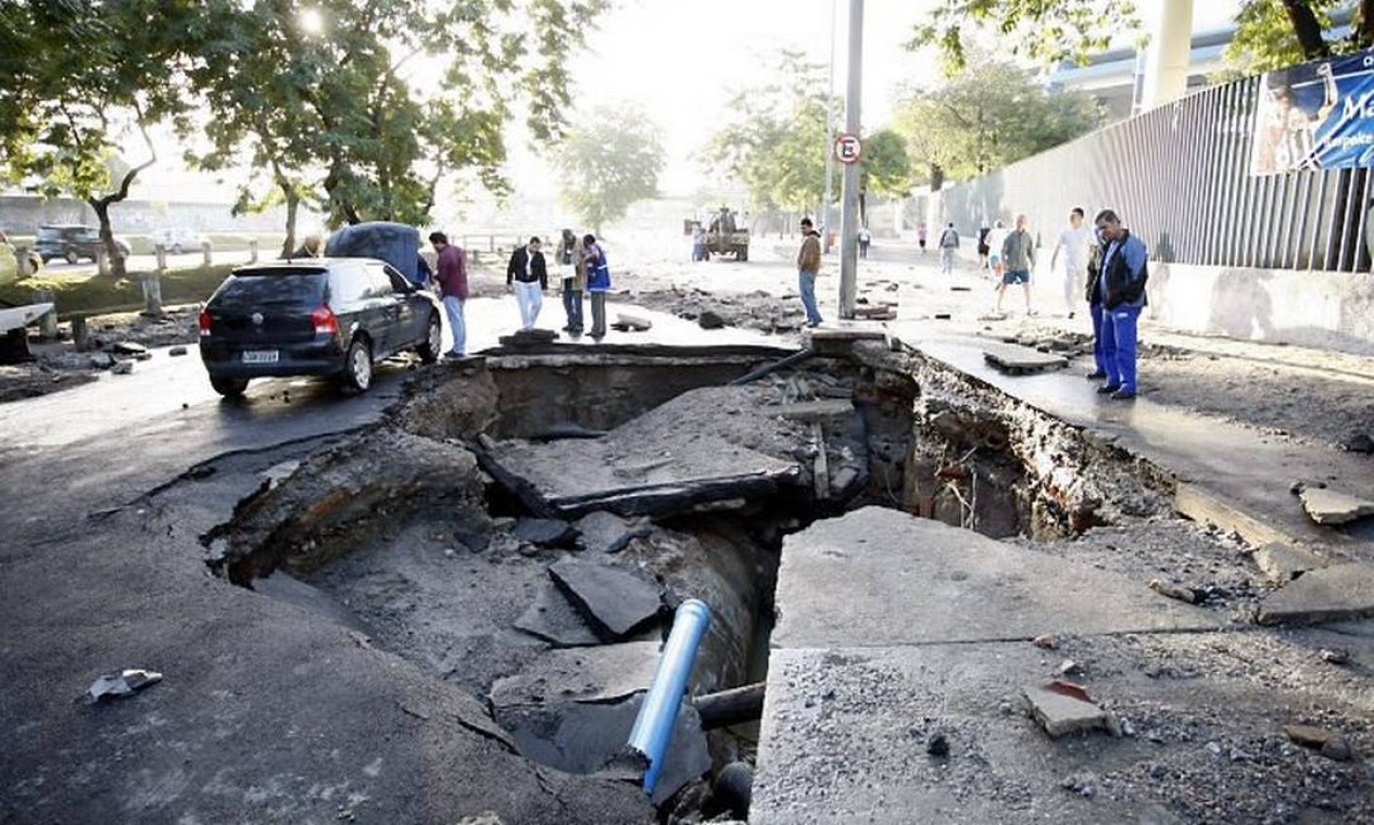 Carro Cai Dentro De Cratera Na Avenida Radial Oeste No Maracan