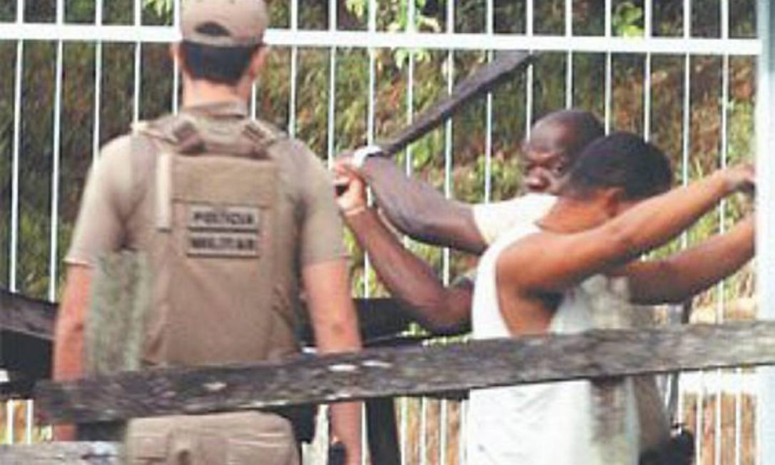 Policiais militares são flagrados espancando homem em Santa Catarina