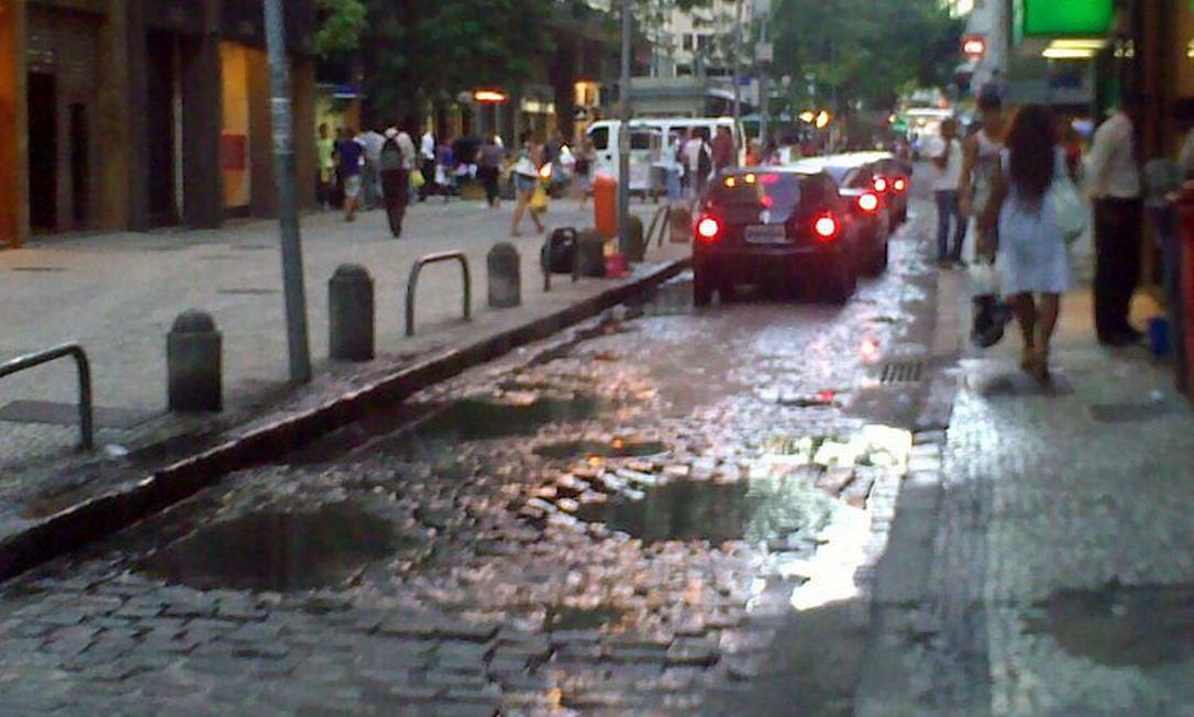 Vazamento De Esgoto Na Rua Da Quitanda No Centro Incomoda Leitora