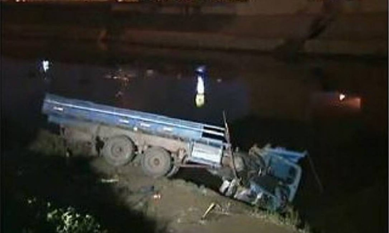 Caminhão despenca de ponte e cai sobre a margem do Rio Tietê na zona