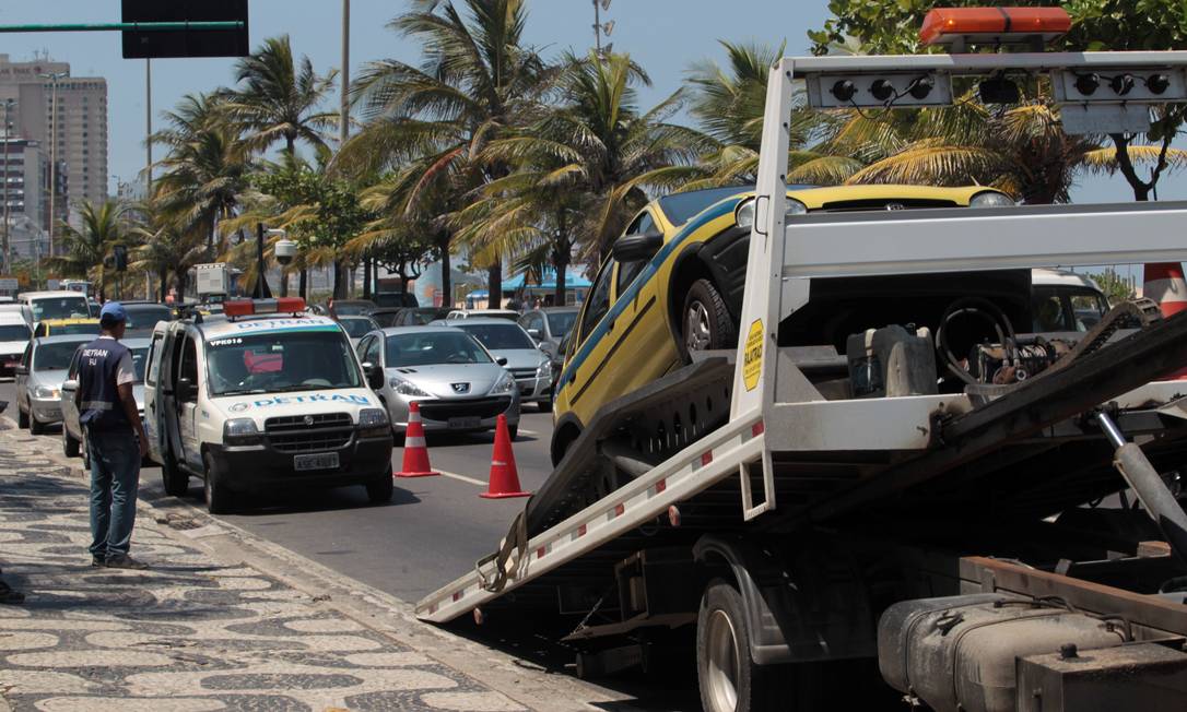 Em cinco minutos blitz móvel do Detran reboca dois carros Jornal O Globo