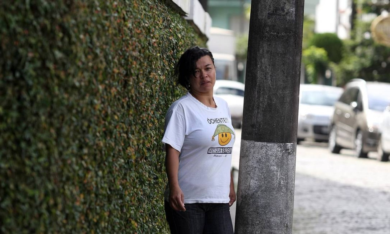 Postes em calçadas atrapalham pedestres em Petrópolis Jornal O Globo