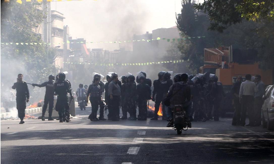 Polícia entra em choque manifestantes em Teerã Jornal O Globo