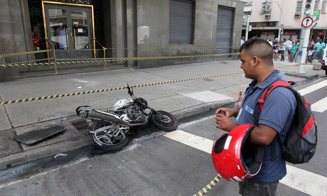 Bueiro Explode E Atinge Moto Em Copacabana Jornal O Globo