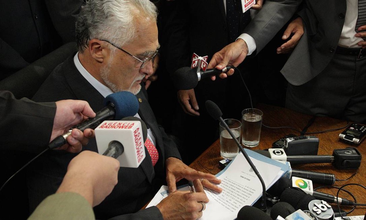 Sob Aplausos Jos Genoino Toma Posse Como Deputado Federal Jornal O