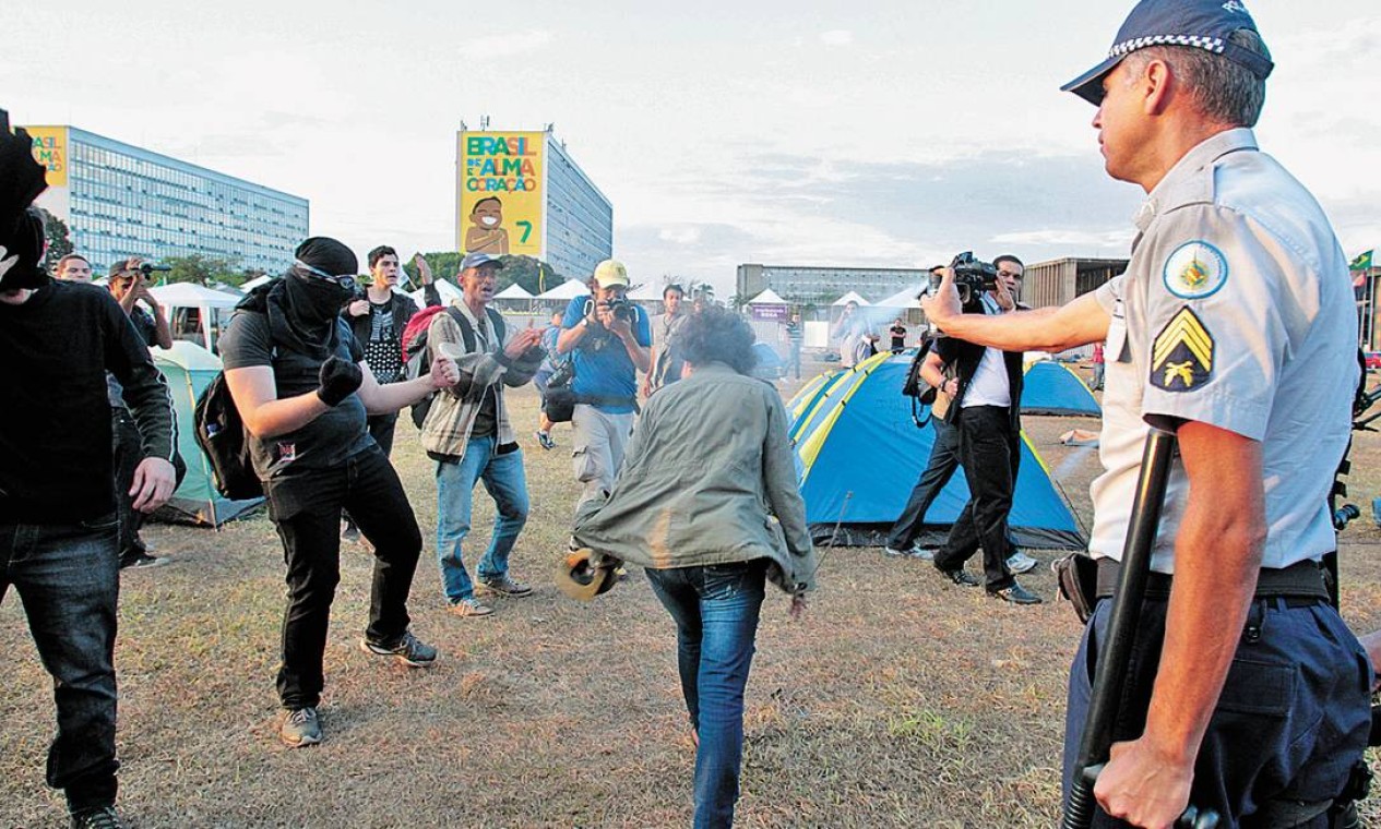 Manifestantes Entram Em Confronto A Pm Na Esplanada Dos Minist Rios