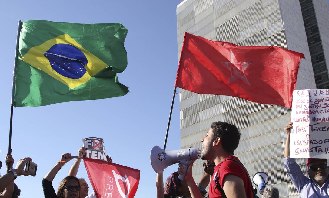 Em Bras Lia Mil Pessoas Protestam Contra O Impeachment Jornal O