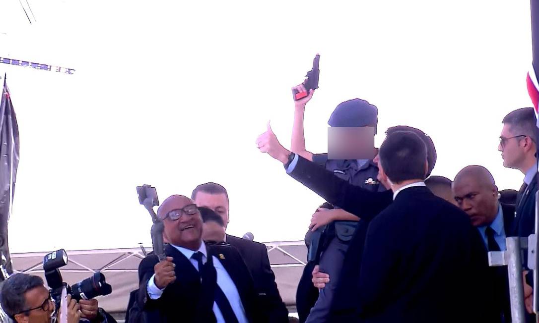 Bolsonaro Tira Foto Crian A Fantasiada De Pm E Arma De