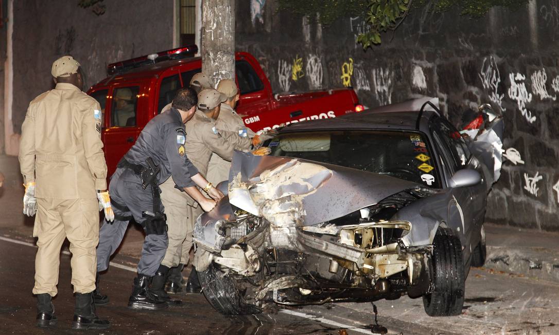 Sargento Da Pm Fica Ferido Ao Bater O Carro Em Uma Rvore Na Av