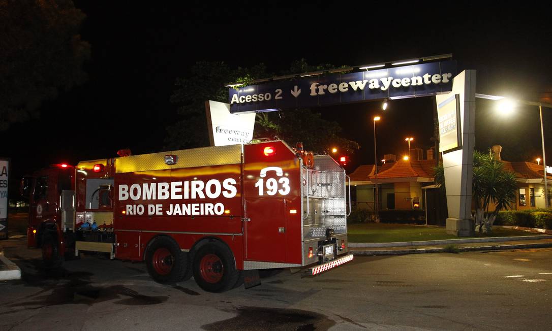 Incêndio atinge depósito de supermercado em centro comercial na Barra