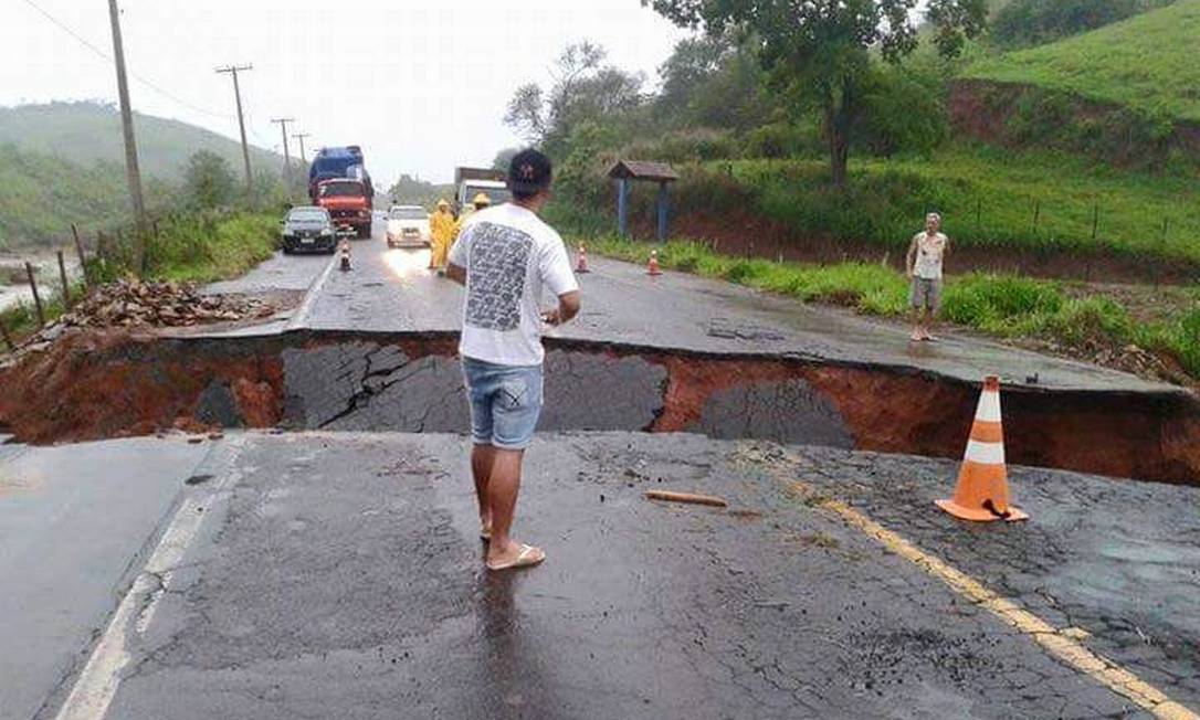 Casas S O Inundadas E Cratera Se Abre Na Rodovia Rj Ap S Temporal