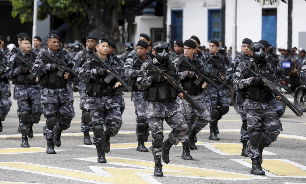 Policiais De Upp Se Aproximam De Pms De Batalh Es Tradicionais Jornal