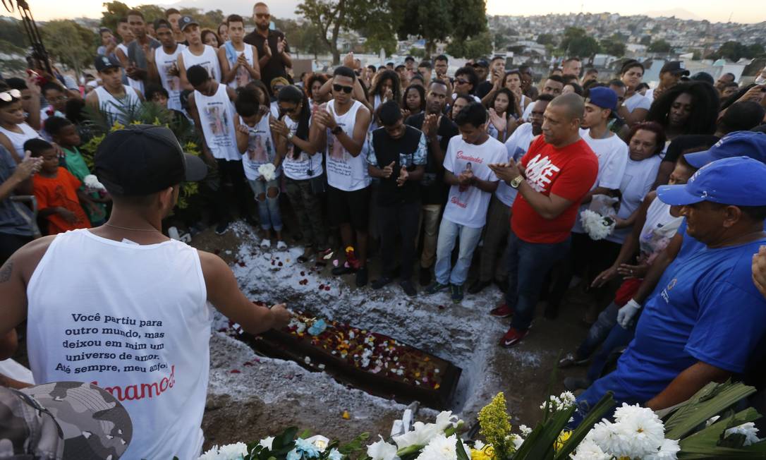 Enterro de adolescente morto por PM irritado barulho é marcado pela