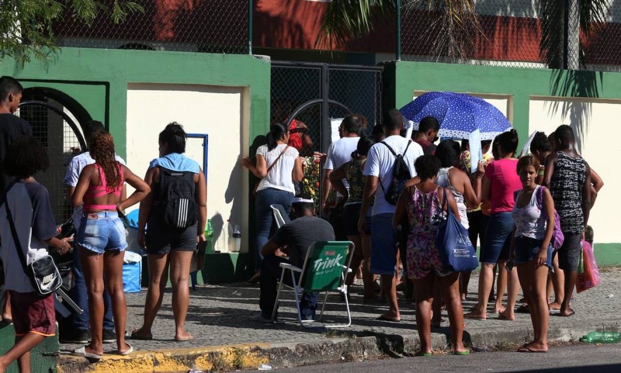 Pais dormem na fila para tentar garantir vaga para filhos em colégio