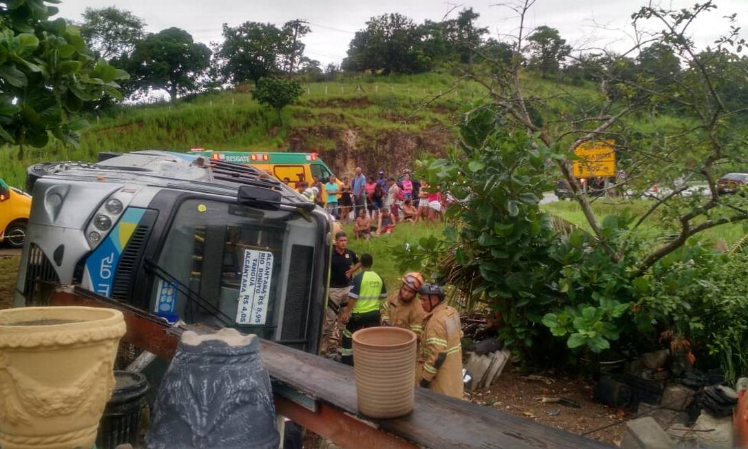 Acidente de ônibus na BR 101 deixa um morto e 22 feridos em Tanguá