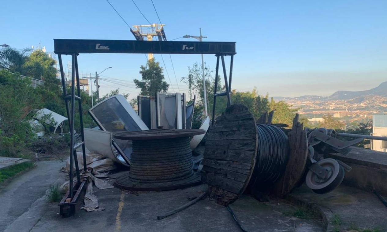 Teleférico do Alemão completa dez anos em ruínas e governo do estado