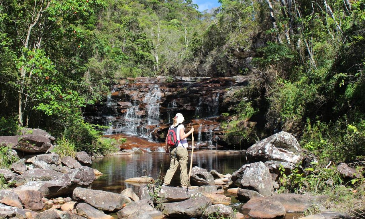 Trilha até a Cachoeira do Funil obriga a pular de pedra em pedra, seguindo o fluxo contrário do rio Foto: Fernanda Dutra / O Globo