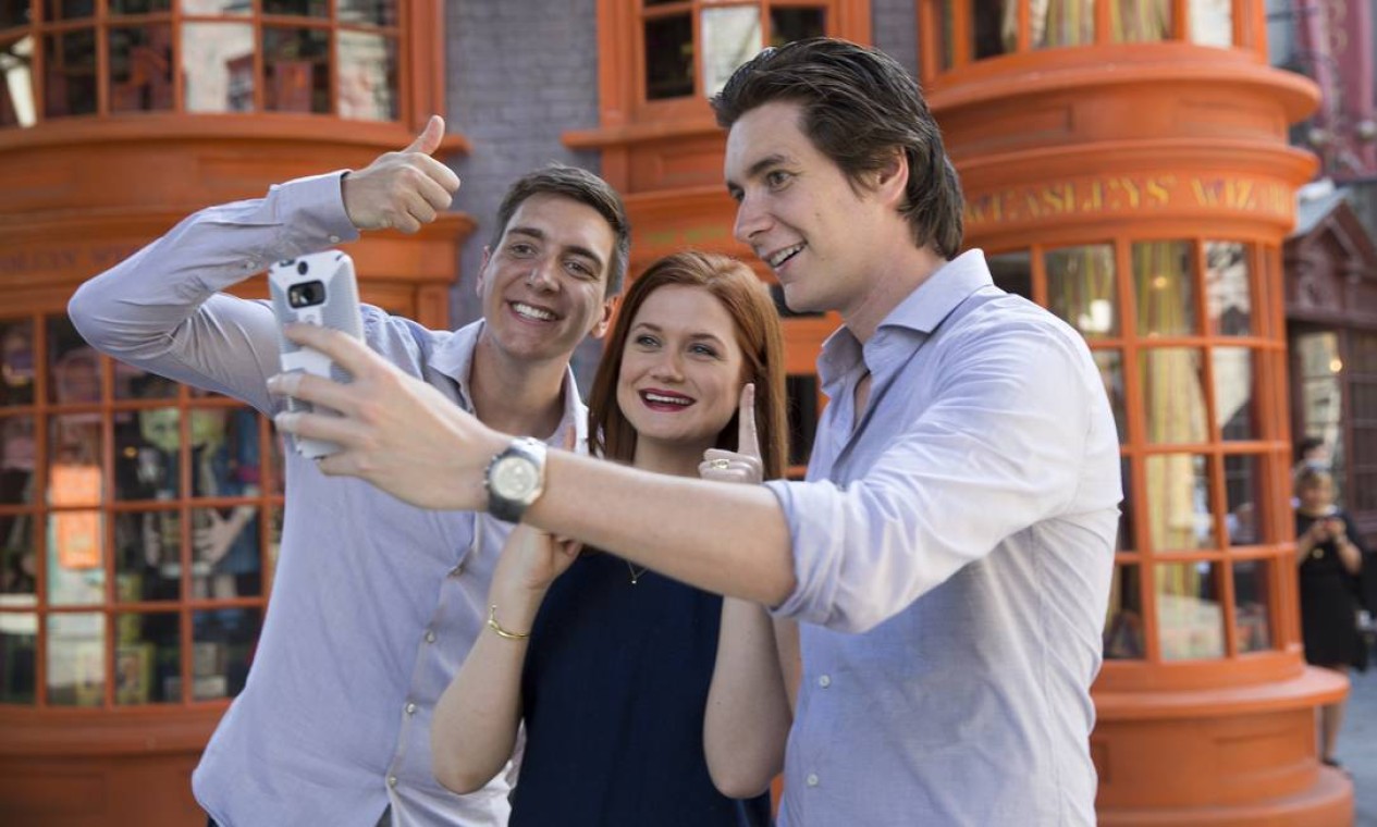 Os atores também fizeram uma selfie com a loja Gemialidades Weasley, no Beco Diagonal Foto: SHERI LOWEN / Universal Orlando Resort