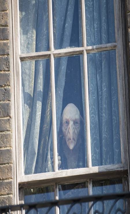 Na janela do insuspeito número 12 na Grimmauld Place, na Londres trouxa, o elfo doméstico da família Black, Monstro, espia o movimento Foto: James Kilby / Universal Orlando Resort