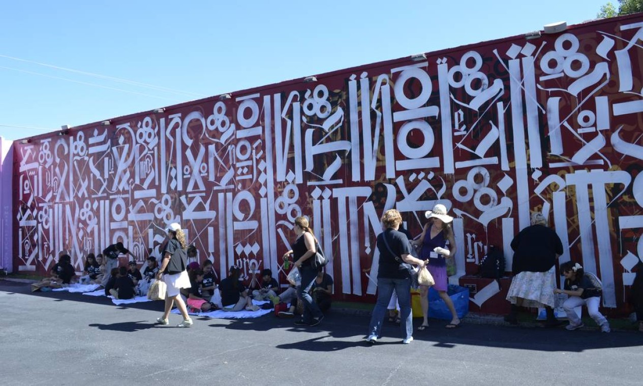 Grupo escolar visita Wynwood Walls e faz pausa para o lanche à sombra do mural de RETNA, artista baseado em Los Angeles Foto: Cristina Massari / Agência O GLOBO