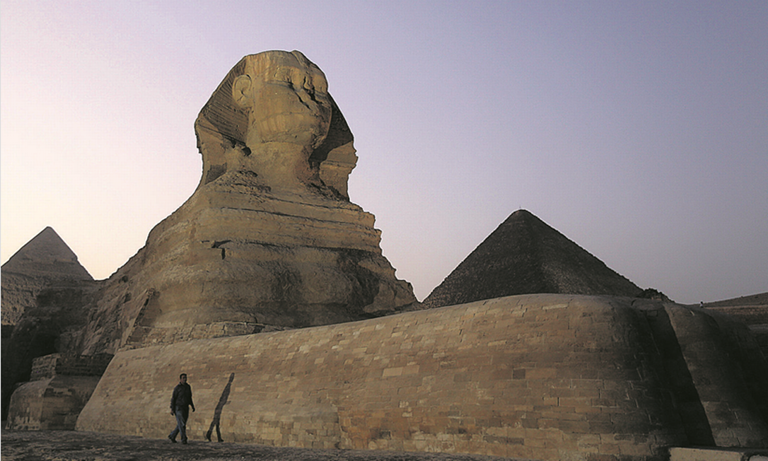 A Esfinge renovada e emoldurada pelas pirâmides de Miquerinos e Quéfren Foto: Mohamed Abd El Ghany / Reuters