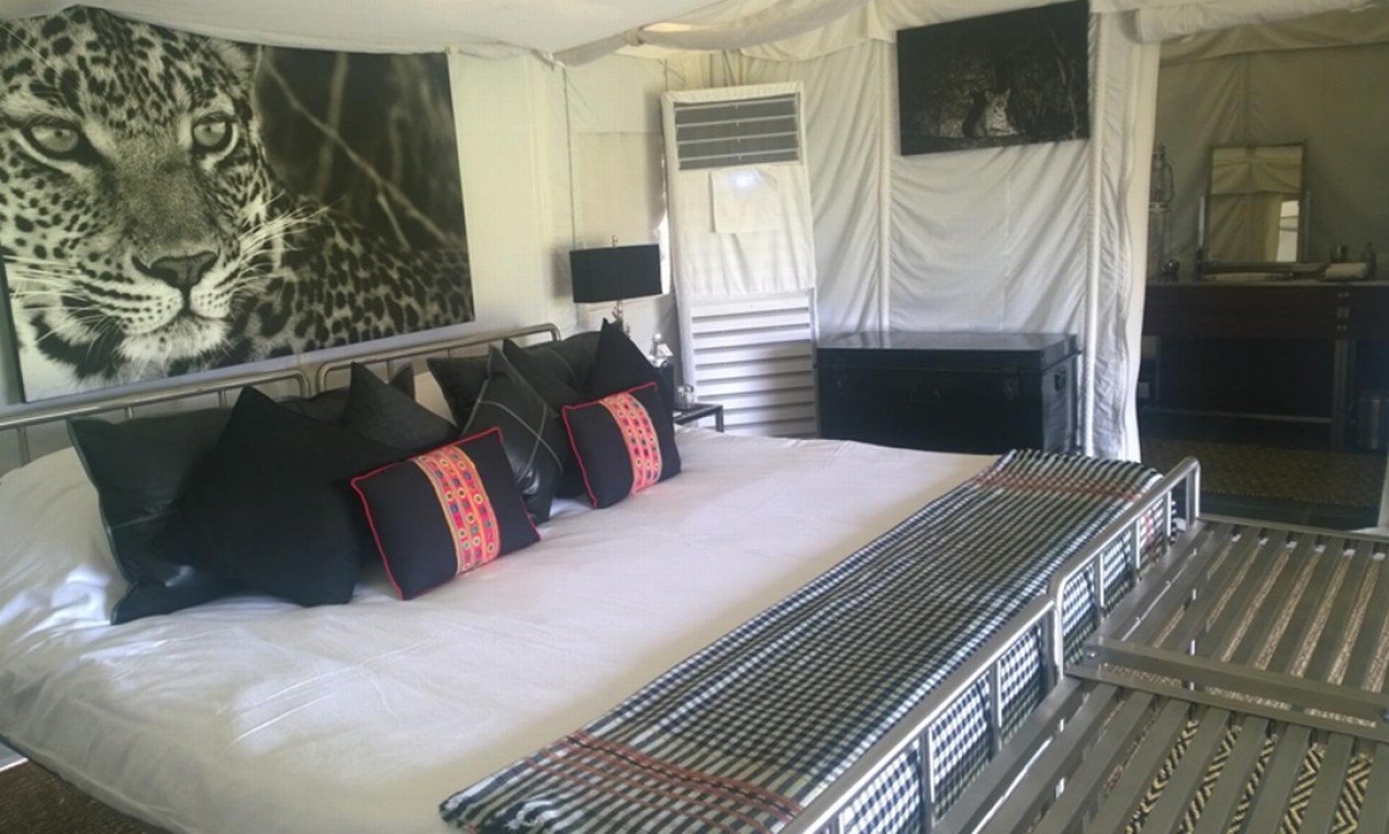 Glamping: no camping com glamour, a cabana tem cama, ar-condicionado e banheiro com chuveiro de alta pressão Foto: Mari Campos / Agência O Globo