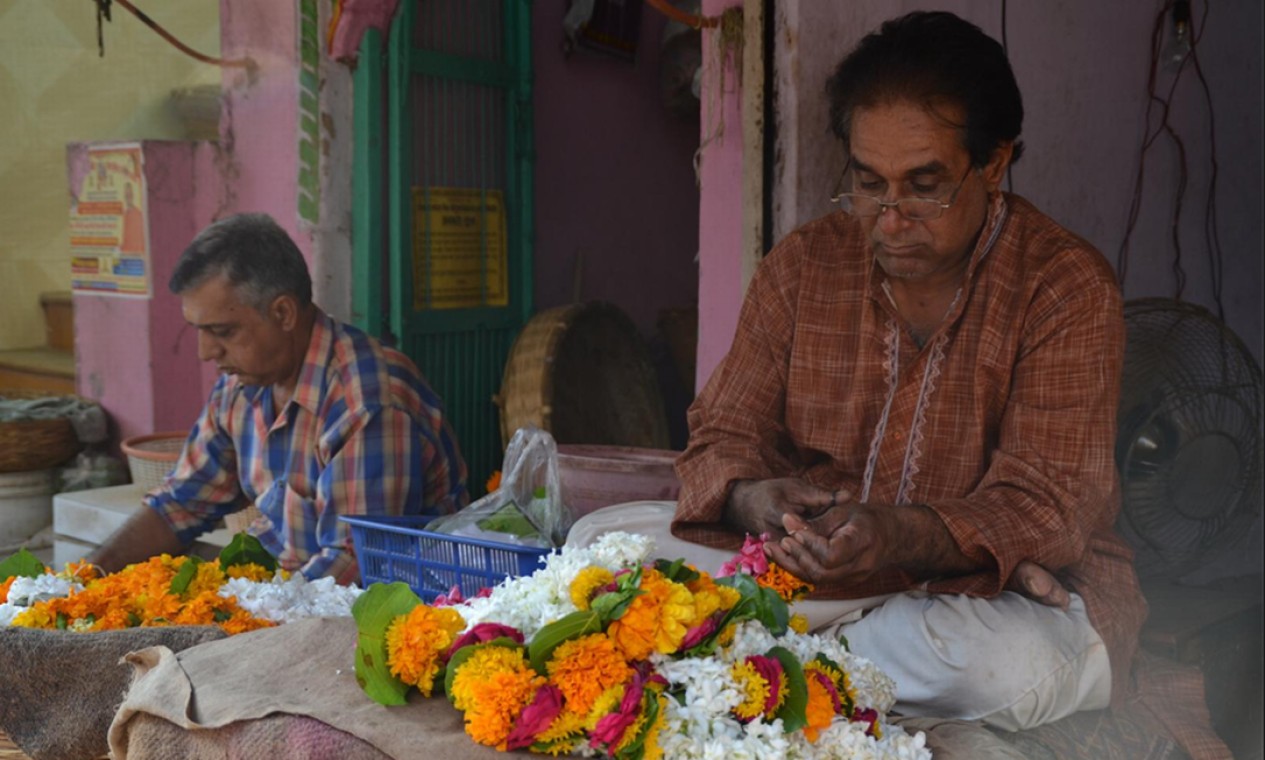 Indiano faz artesanato com flores no mercado da Torre do Relógio, em Jodhpur Foto: Mari Campos / Agência O Globo