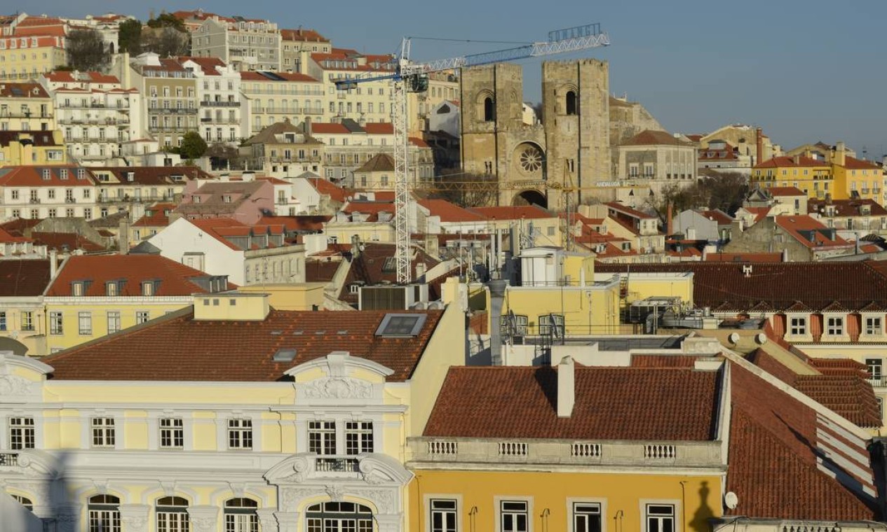 Panorâma das casas coloridas do Centro de Lisboa, dividido por ruas sinuosas e ladeiras Foto: Cristina Massari / Agência O Globo