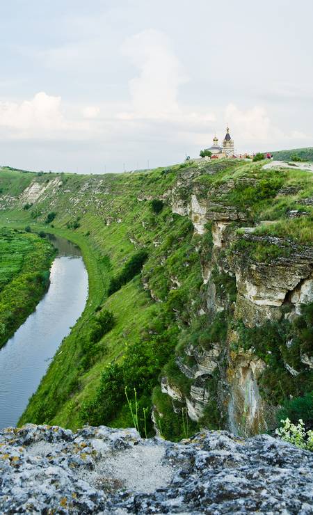 Complexo arqueológico Orheuil Verchi, na Moldávia. Neste país de secretas adegas de vinho, mosteiros em penhascos se sobressaem Foto: Uladzik Kryhin/Shutterstock/Divulgação