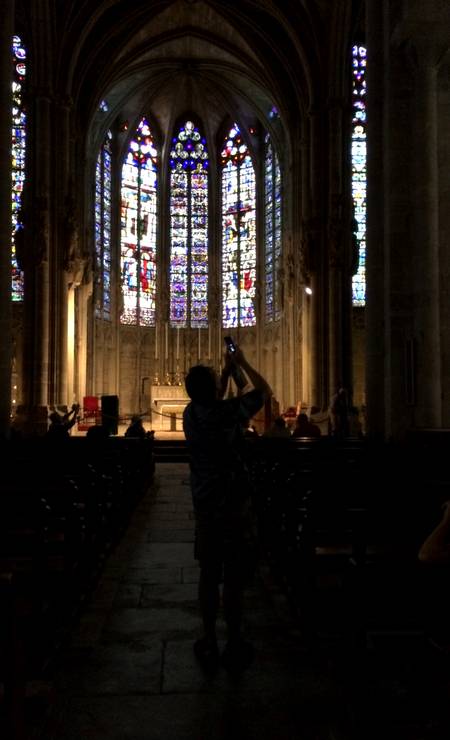 Basílica. Saint-Nazaire, com seus vitrais de cerca de 700 anos, é um dos destaques na visita a Carcassonne Foto: Alina Hartounian