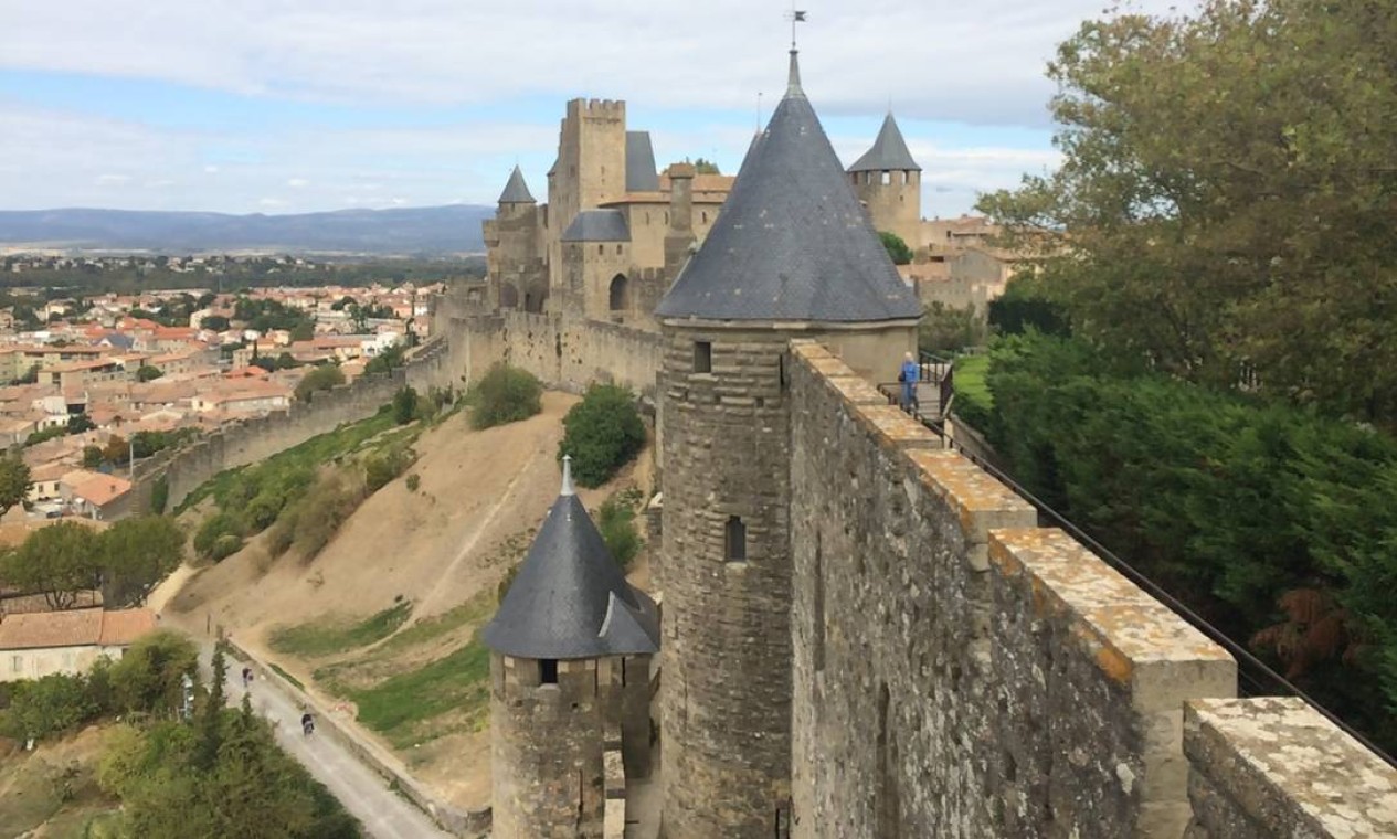 Turistas caminham pelas rampas da construção que cerca o centro histórico de Carcassonne Foto: Alina Hartounian / AP