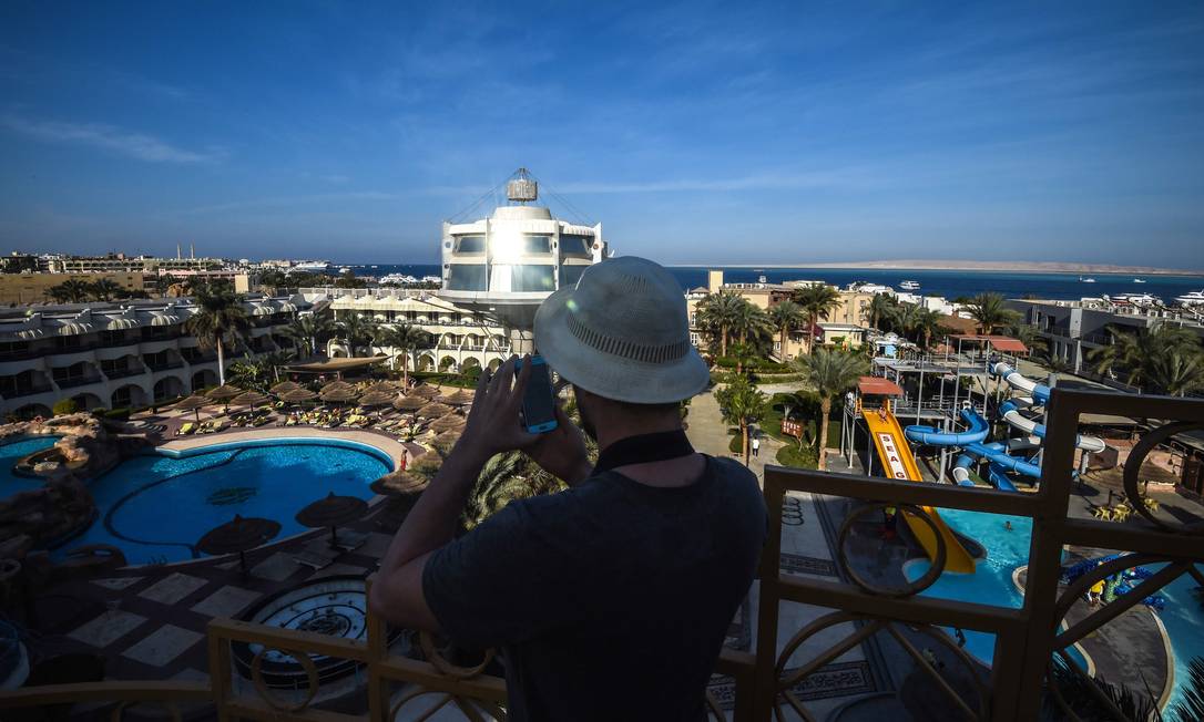 Retomada. Um turista tira fotos em um resort em Hurghada, no Mar Vermelho Foto: MOHAMED EL-SHAHED / AFP