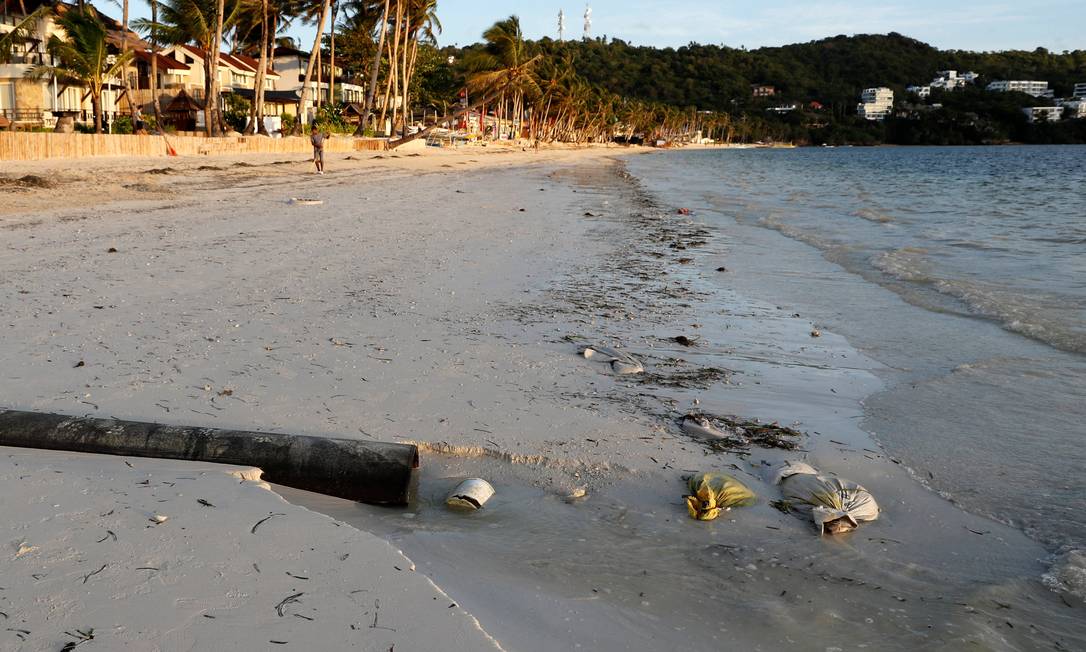 Poluição. O esgoto sem tratamento em um das praias da Ilha de Boracay, nas Filipinas Foto: ERIK DE CASTRO / REUTERS