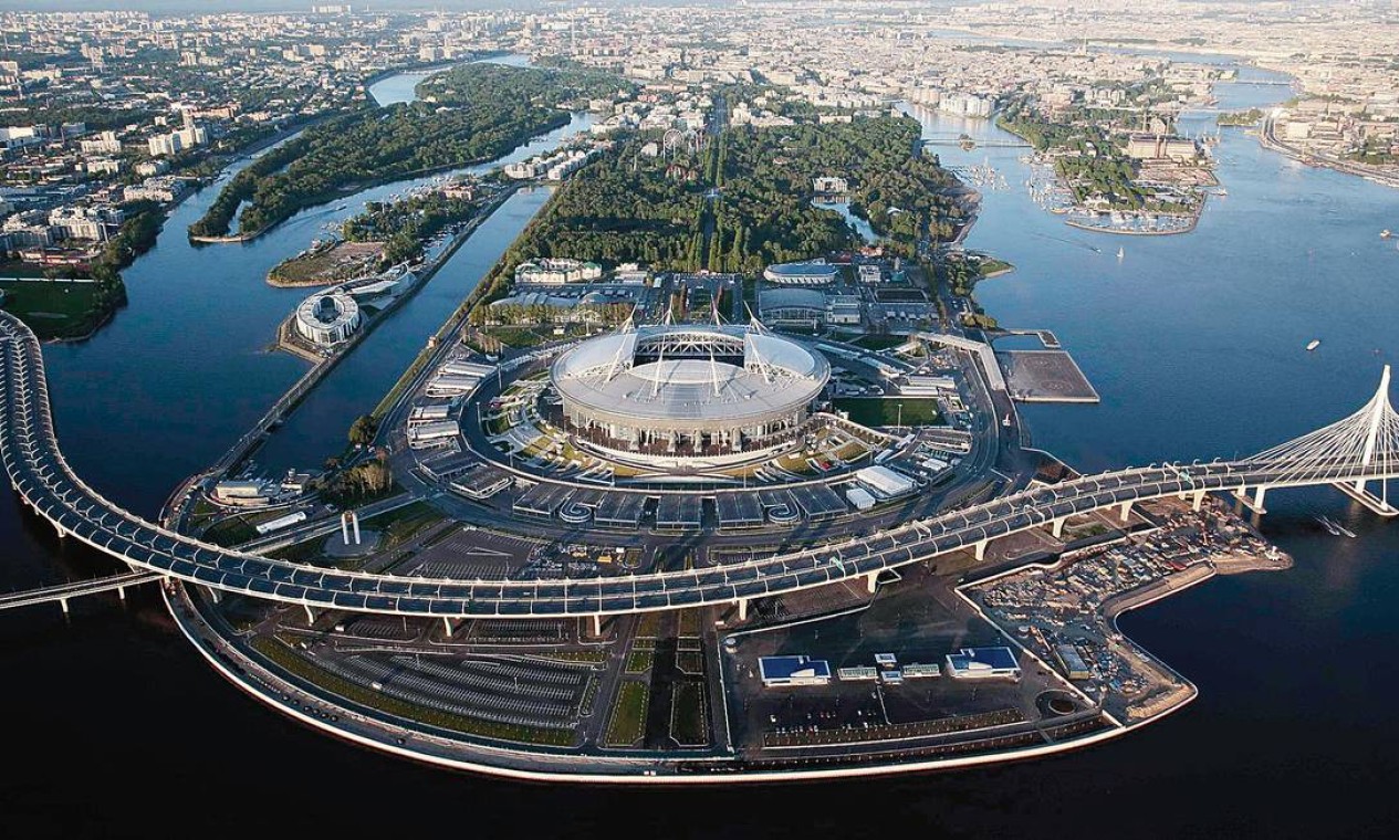 Único fora da Rússia, estádio erguido no pântano é inaugurado para a Copa