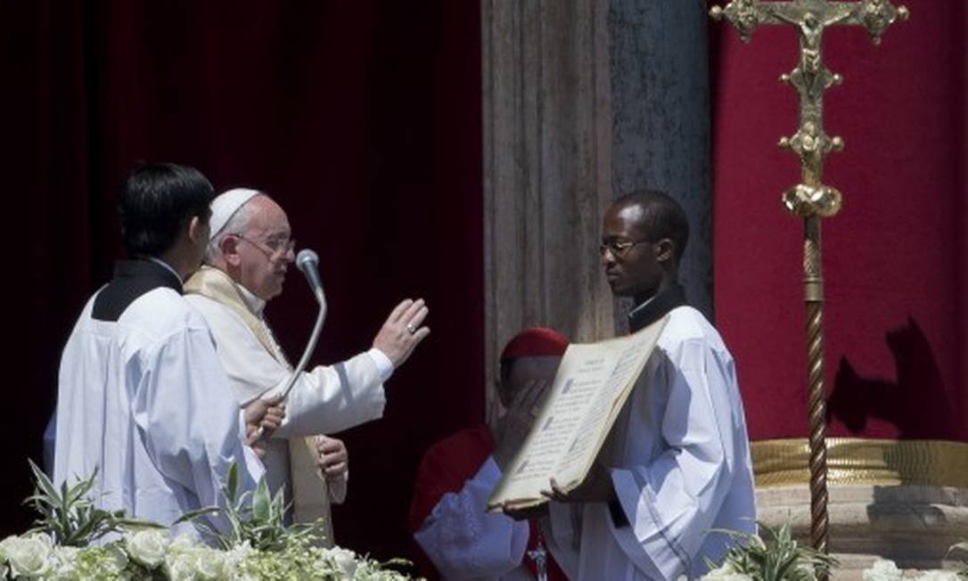 Papa dando sua bênção após o ‘Urbi et Orbi’ Foto: Andrew Medichini / AP