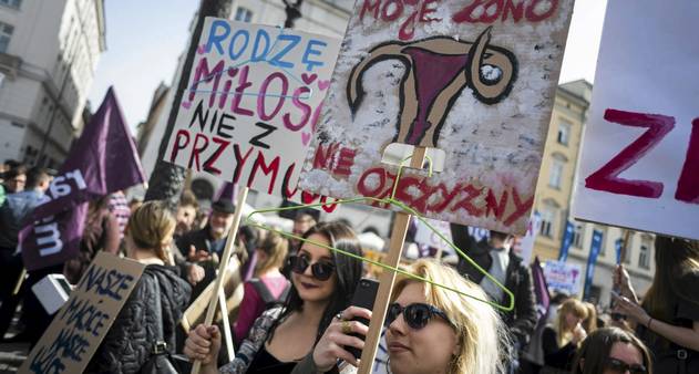 Milhares protestam contra proibição total do aborto na Polônia - Jornal O Globo