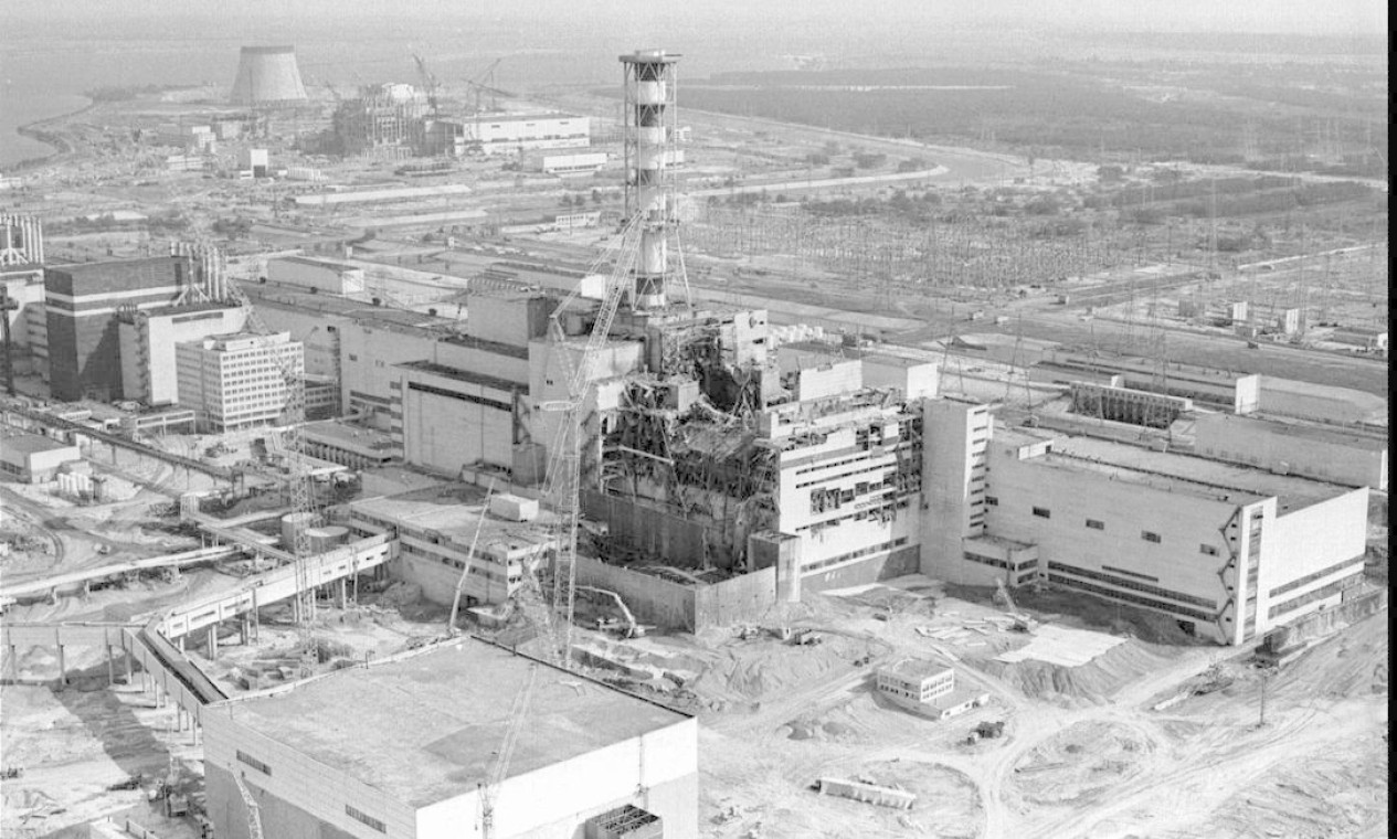 Foto aérea da usina nuclear de Chernobyl, na Ucrânia, em 1986. No prédio ao centro pode ser visto o dano causado pela explosão e incêndio no reator 4 Foto: Volodymyr Repik / AP