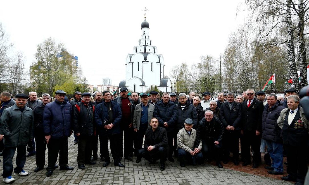 Homens que participaram do combate às chamas no reator e nas consequências do desastre, em cerimônia em Minsk, marcando o aniversário de 30 anos do desastre de Chernobyl, o pior acidente nuclear civil da história Foto: VASILY FEDOSENKO / REUTERS