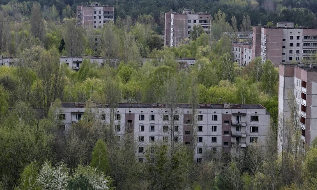 A cidade abandonada de Pripyat. Seus 49 mil moradores deixaram a área dias após o desastre. Eles foram informados que seria uma evacuação de emergência de apenas 3 dias, então levaram poucos pertences. Nunca puderam voltar Foto: GLEB GARANICH / REUTERS