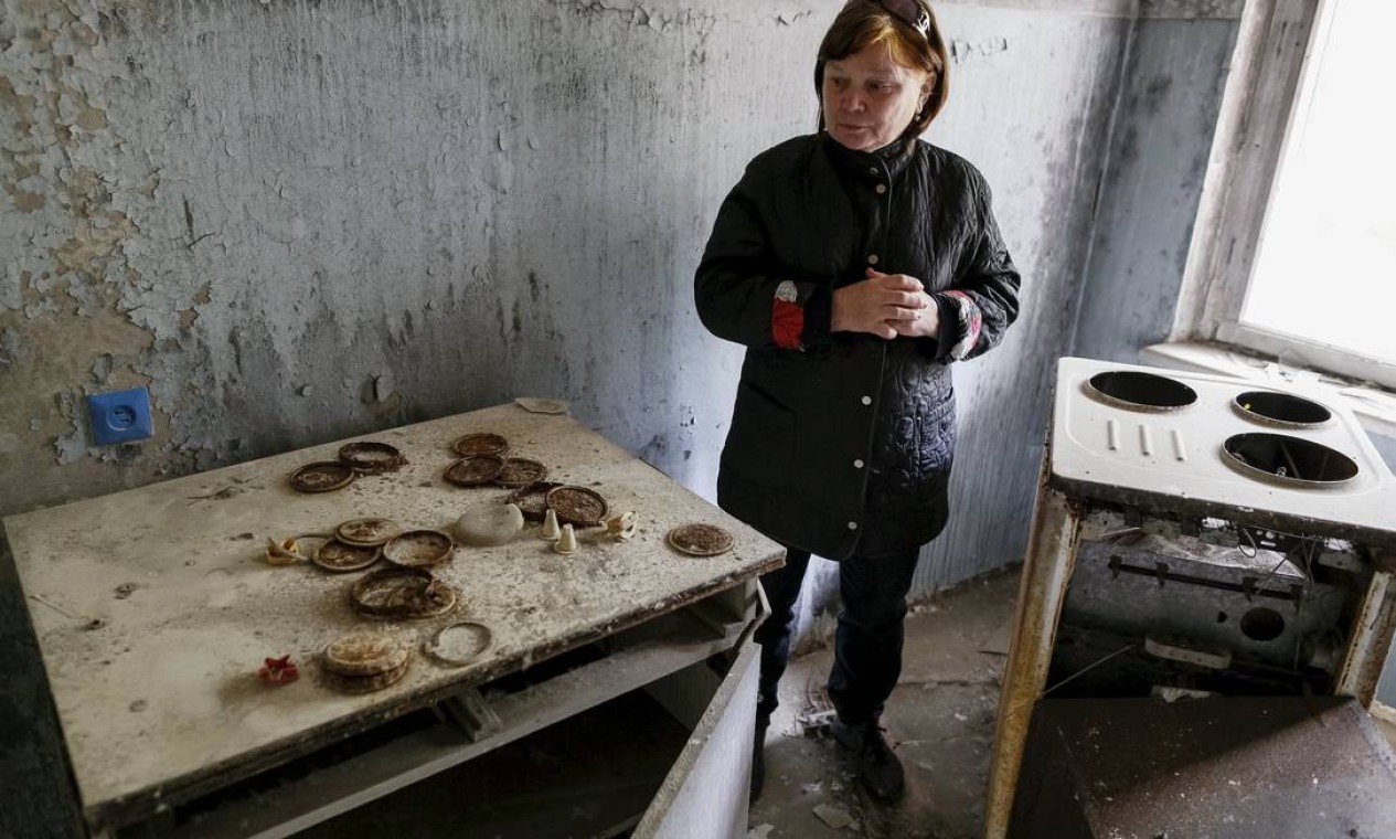 Tatyana Chernyavskaya, 65 anos, na cozinha do apartamento abandonado pela família em abril de 1986 Foto: GLEB GARANICH / REUTERS