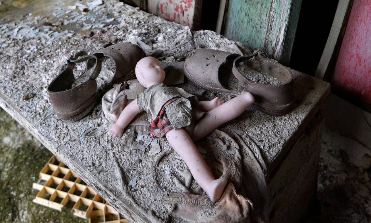 Sapatos e boneca abandonados em creche durante a evacuação Foto: GENYA SAVILOV / AFP
