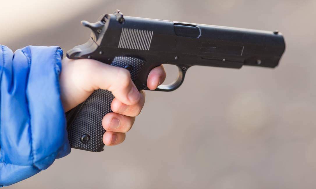 Crianças que veem filmes com armas são mais propensas a usá-las - Jornal O  Globo