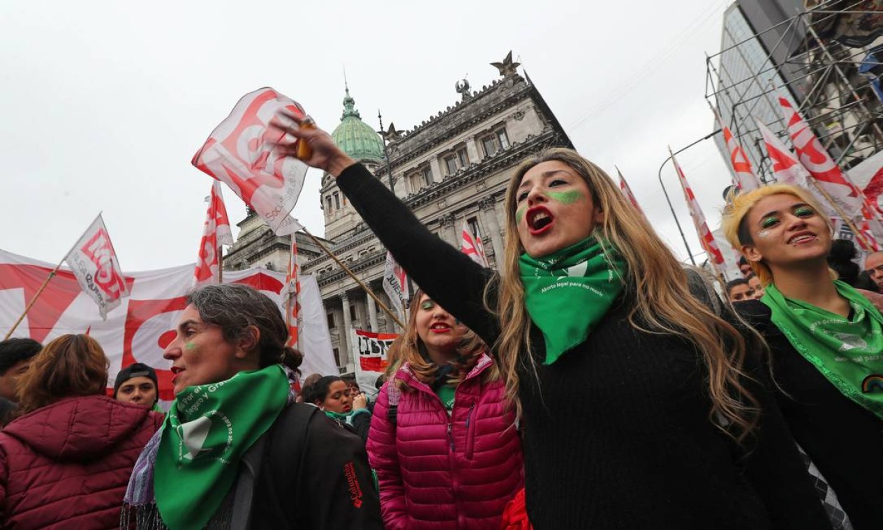 Ativistas contra e favor do aborto legal fizeram manifestações nesta quarta-feira em Buenos Aires Foto: MARCOS BRINDICCI / REUTERS